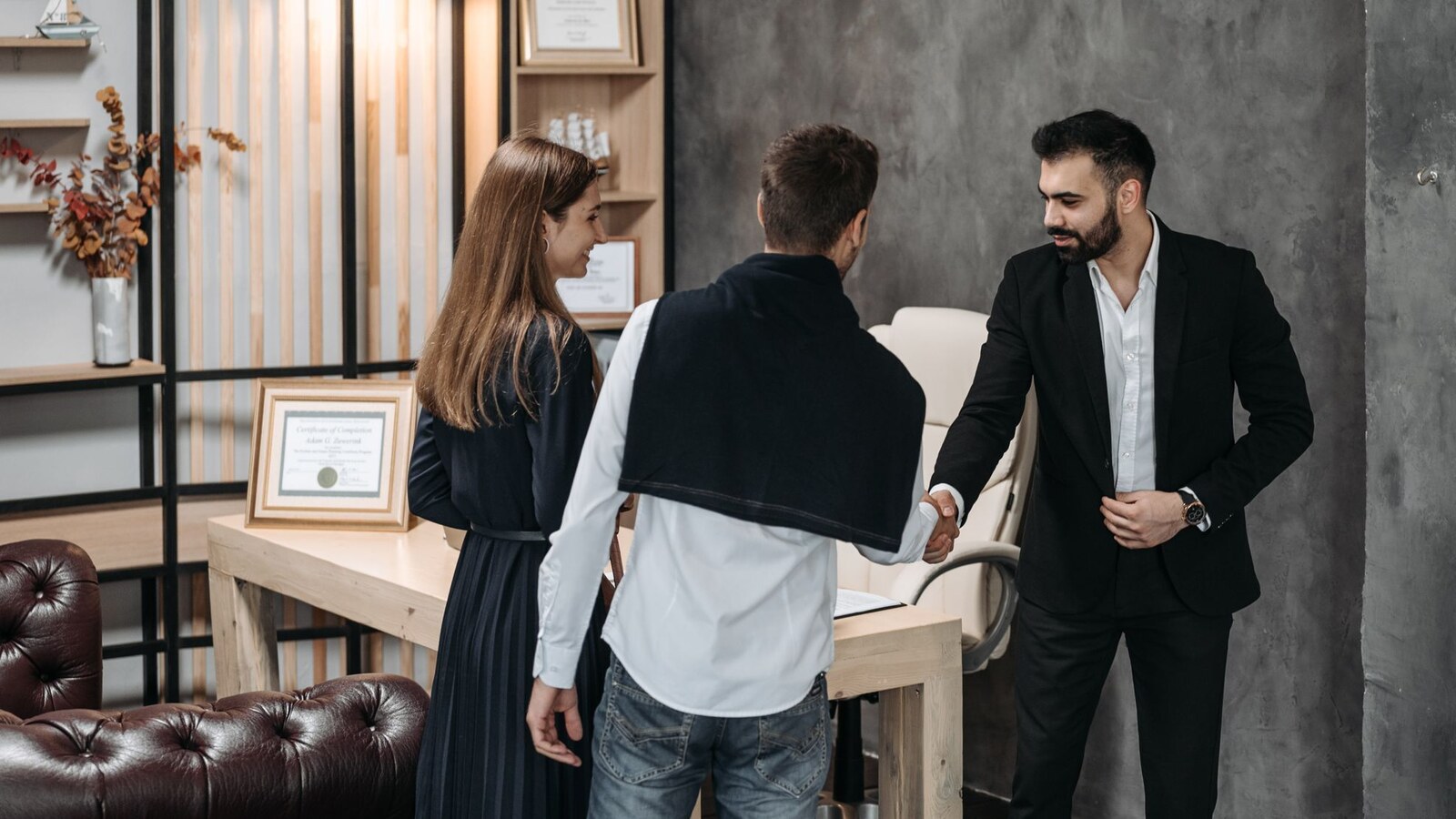 Reunião entre advogados e cliente na sala do escritório