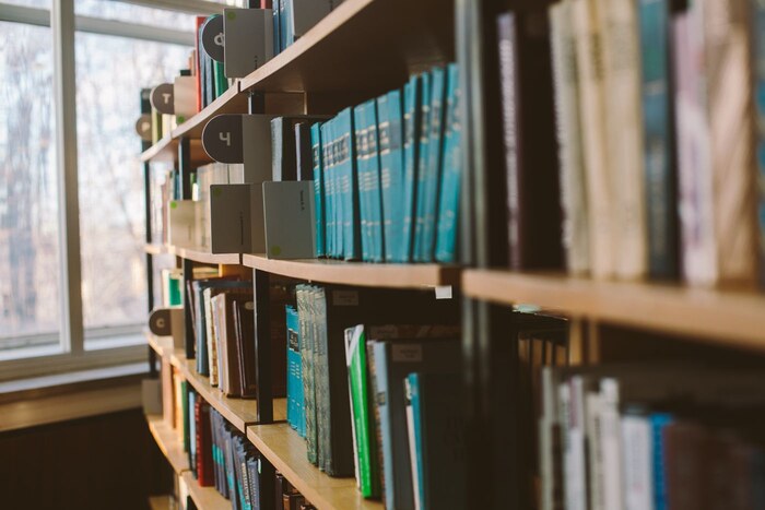 Estante com volumes de doutrina jurídica